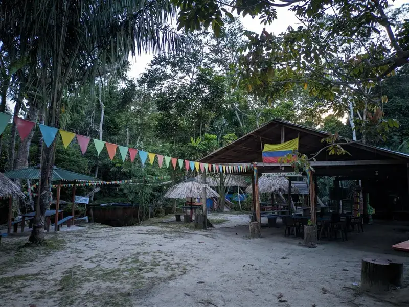 Kioscos, mesas y zona de comidas bajo los árboles