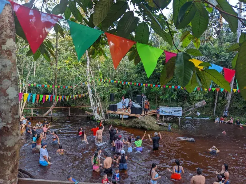 Visitantes bailando en el caño frente a la tarima con música